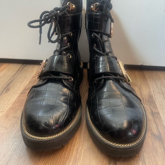 Textured Leather Boots with Two Golden Buckles with a side zipper. - Picture 4 of 5